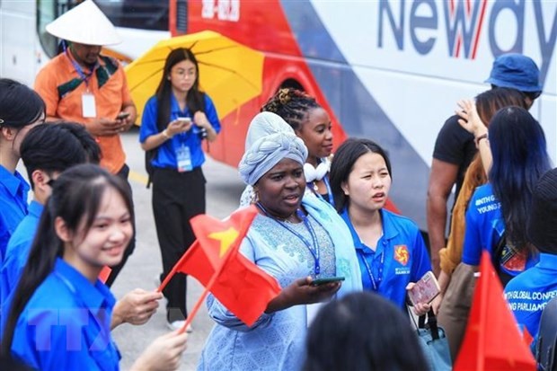 Les jeunes parlementaires mondiales visitent la baie d’Ha Long 