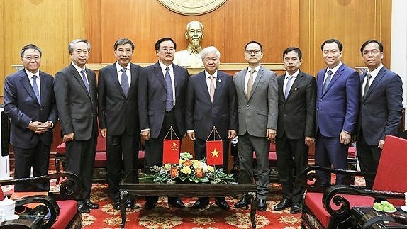 Do Van Chien (5e, droite) et Wang Guosheng (6e, droite) lors de la réception. Photo: VNA