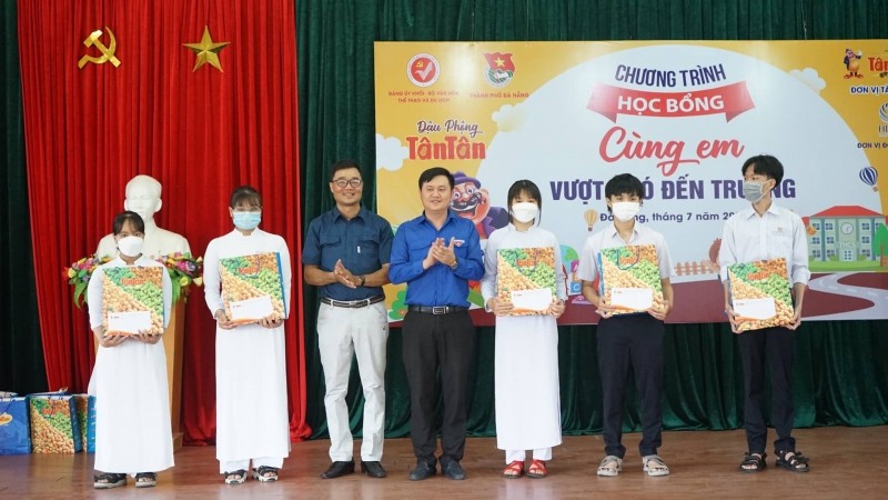 SEEDS offre de bourses d’études aux élèves et étudiants à Da Nang