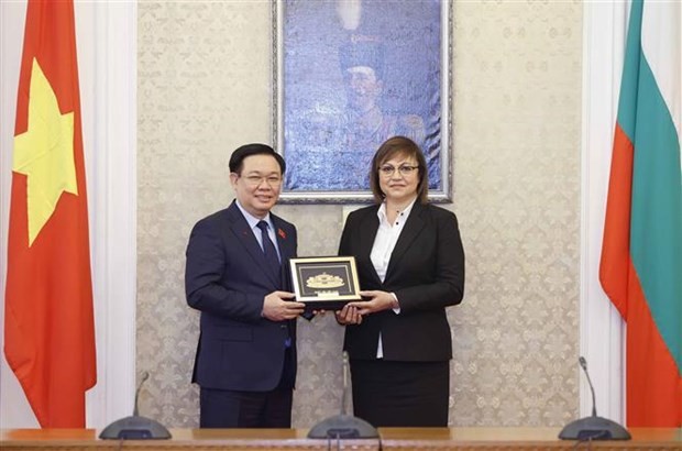 Le Président de l'Assemblée nationale (AN) Vuong Dinh Huê et Korneliya Ninova, Présidente du Parti socialiste bulgare (BSP) et présidente du Groupe parlementaire du BSP pour la Bulgarie. Photo : VNA.