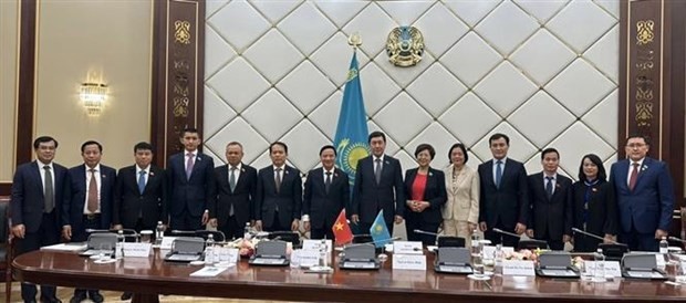 Le vice-président de l'Assemblée nationale (AN) vietnamienne, Nguyên Khac Dinh, le Président de la Chambre des Représentants du Kazakhstan, Erlan Zhakanovitch Koshanov, et des délégués lors de l'entretien. Photo : VNA.