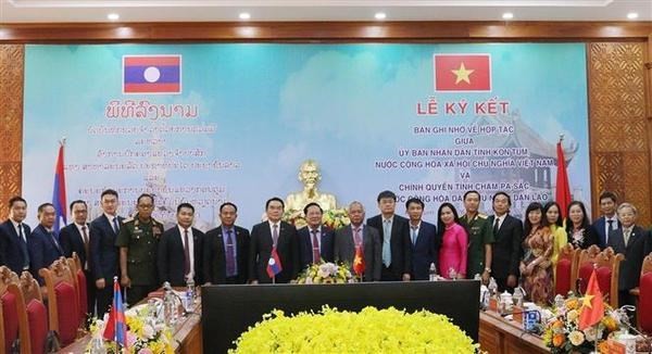 Cérémonie de signature d'un protocole d'accord sur la coopération entre Kon Tum (Vietnam) et Champasack (Laos). Photo : VNA.