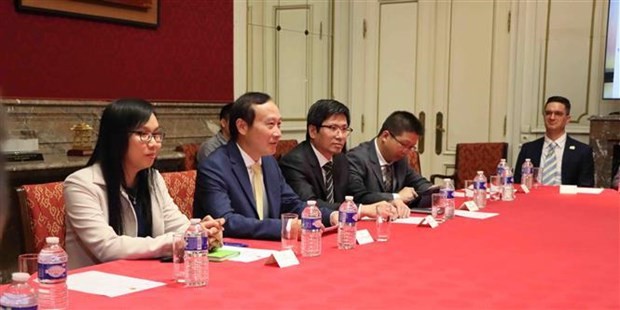 L'ambassadeur du Vietnam en Belgique, Nguyen Van Thao (2e à partir de la gauche). Photo: VNA