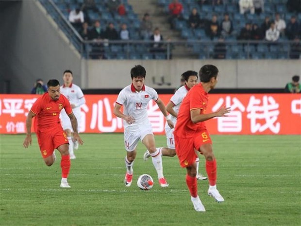 Le milieu de terrain Nguyên Hoang Duc (maillot blanc, N°14). Photo: VNA