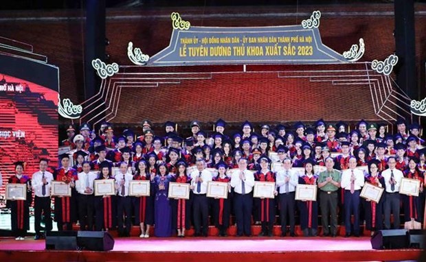 Cérémonie en l'honneur de 96 majors des universités à Hanoï en 2023. Photo: VNA
