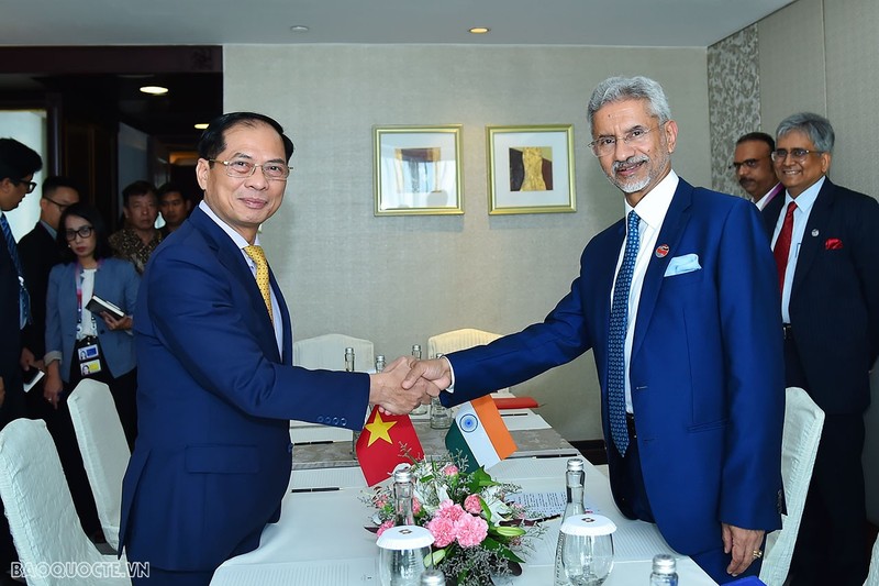 Le ministre vietnamien des Affaires étrangères, Bui Thanh Son, et son homologue indien, S. Jaishankar se rencontrent le 12 juillet à Jakarta, en Indonesie, dans le cadre de la 56e reunion des ministres des AE de l'ASEAN (AMM-56). Photo : baoquocte.vn