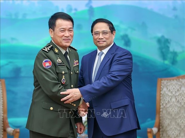 Le Premier ministre vietnamien, Pham Minh Chinh (à droite) et le général Vong Pisen. Photo : VNA.