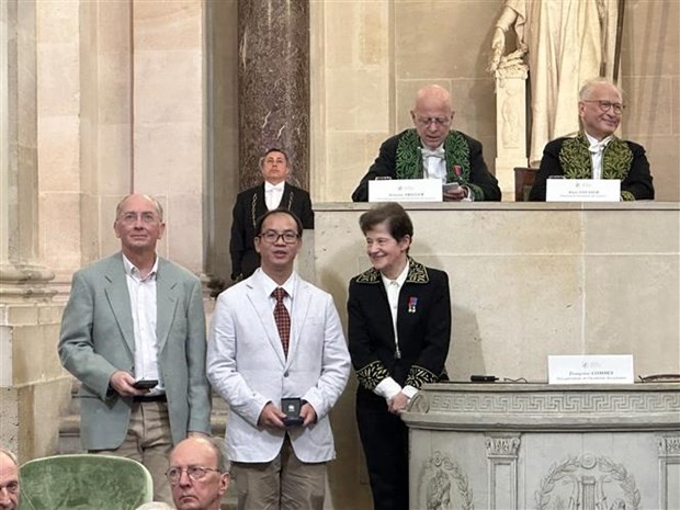 Trân Quang Hoa (au milieu) et Marc Chardin à la cérémonie de remise du Prix Tremplin de coopération bilatérale en recherche – ASEAN, le 17 octobre à Paris. Photo : VNA.