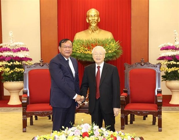 Le Secrétaire général du Parti communiste du Vietnam (PCV) Nguyên Phu Trong (à droite) et le membre du Comité permanent, président de la Commission des Relations extérieures du Comité central du Parti du peuple cambodgien (PPC), Prak Sokhonn, conseiller suprême du Roi du Cambodge, Norodom Sihamoni. Photo : VNA.