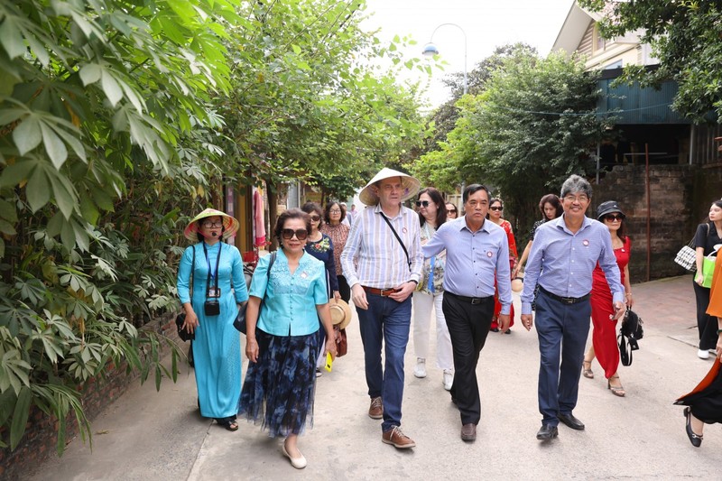 L’ambassadeur bulgare rend visite à l’ancien village de Duong Lâm 