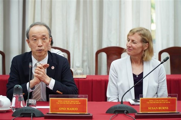 Le consul général du Japon à Ho Chi Minh-Ville, Ono Masuo, et la consule générale des États-Unis à Ho Chi Minh-Ville, Susan Burns, à la réunion. Photo: VNA