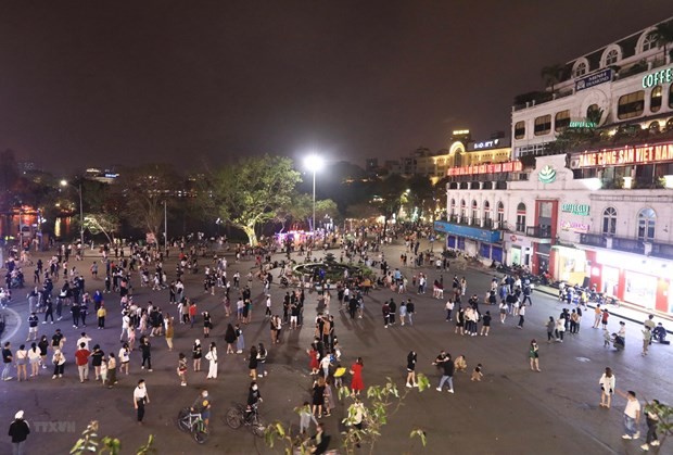 Un grand nombre de personnes viennent s'amuser dans la rue piétonne autour du lac Hoan Kiem. Photo: VNA