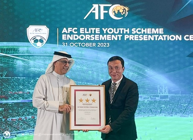 Le président de la VFF Trân Quôc Tuân reçoit le certificat reconnaissant la Fédération vietnamienne de football (VFF) en tant que membre professionnel de la convention des entraîneurs de l’AFC. Photo: VFF