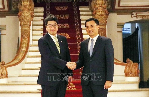 Le vice-président du Comité populaire de Hô Chi Minh-Ville, Bùi Xuân Cuong (à droite) et Hayashi Nobumitsu, gouverneur de la Banque japonaise pour la coopération internationale. Photo : VNA.