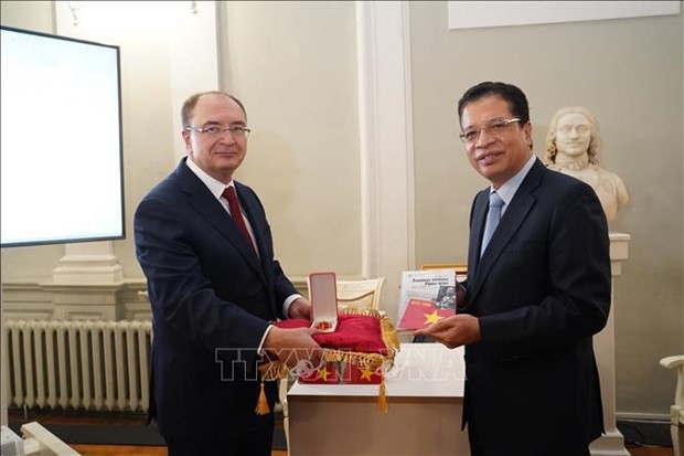L'ambassadeur Dang Minh Khôi (à droite) décerne l’Ordre de l'amitié au recteur de l’Université Saint-Pétersbourg. 