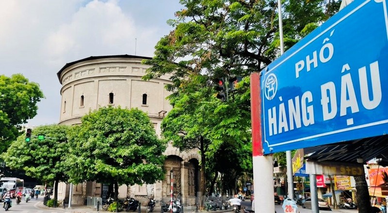 Le château d’eau de Hàng Dâu est situé au croisement des rues Hàng Than, Hàng Luoc, Hàng Giây, Hàng Dâu, Quan Thanh et Phan Dinh Phùng. Photo : Tiênphong.