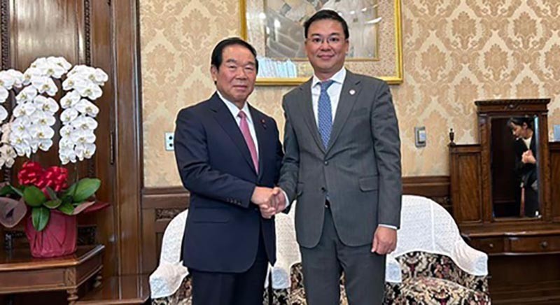 L’ambassadeur Pham Quang Hiêu rend une visite de courtoisie au président de la Chambre des représentants du Japon. Photo : BQT