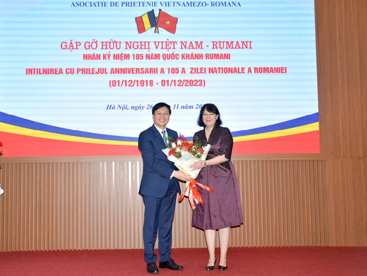 Le président de l'Association d'Amitié Vietnam - Roumanie, Hô Quang Loi et l'ambassadrice de Roumanie au Vietnam Cristina Romila. Photo : Hoàng Vu/dangcongsan.vn