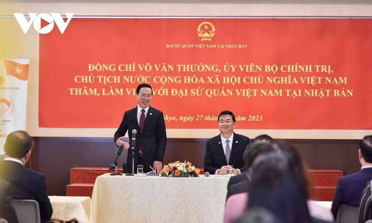 Le Président vietnamien, Vo Van Thuong (debout), lors de la rencontre avec le personnel de l'ambassade du Vietnam au Japon. Photo : VOV.