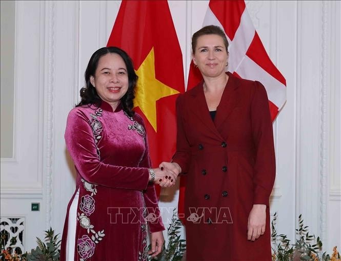 La Première ministre danoise, Mette Frederiksen, accueille la vice-présidente vietnamienne, Vo Thi Anh Xuân (à gauche). Photo : An Dang/AVI.