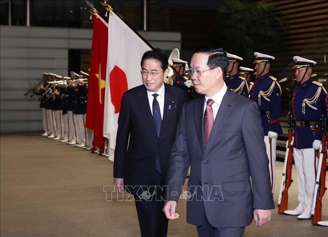 Le Président vietnamien, Vo Van Thuong (à droite), et le Premier ministre japonais, Kishida Fumio. Photo : Thông Nhât/AVI.