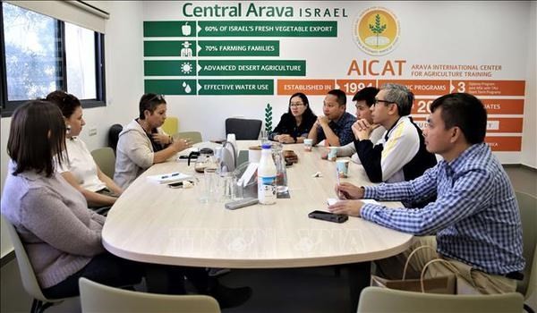 Une mission de l'Ambassade du Vietnam en Israël dirigée par l'ambassadeur Ly Duc Trung (2e à droite)rend visite aux stagiaires vietnamiens au Centre international de formation agricole Arava. Photo : VNA.