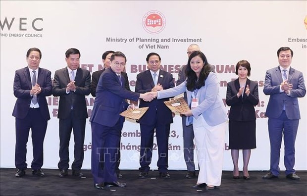 Le Premier ministre Pham Minh Chinh (centre) à la cérémonie de remise des documents de coopération entre des entreprises du Vietnam et de l'EAU. Photo : VNA