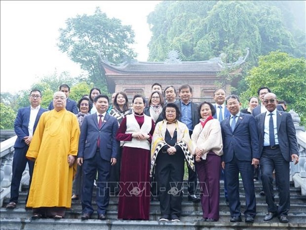 La Présidente de l’Assemblée nationale du Cambodge, Samdech Khuon Sudary et les dirigeants de la province de Ha Nam à la zone touristique nationale de Tam Chuc. Photo : VNA.