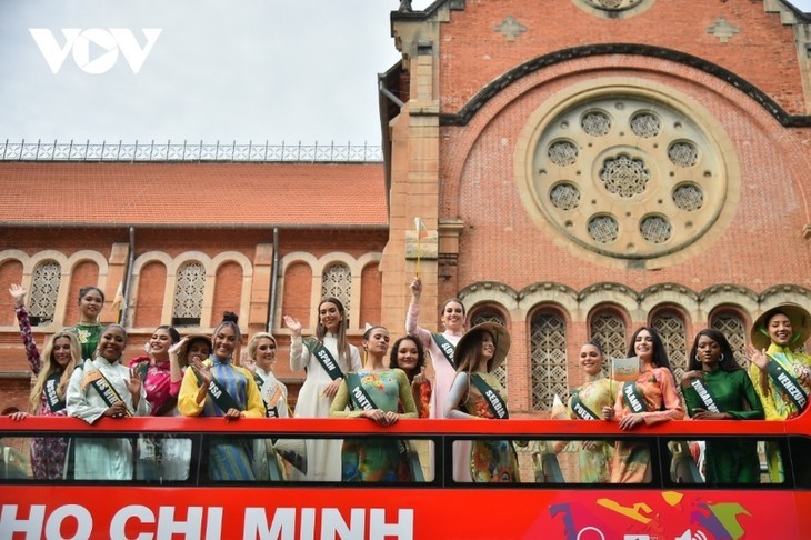 Les candidates au Miss Earth 2023 visitent Hô Chi Minh-Ville en bus. Photo : VOV