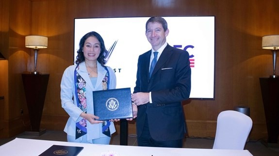 Le Thi Thu Thuy, directrice générale mondiale de VinFast, et le directeur général de la DFC, Scott Nathan, lors de la signature de la lettre d'intention. Photo : VinFast