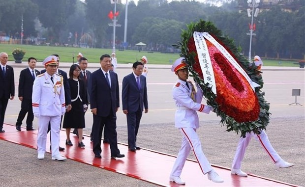 Le Secrétaire général et Président chinois Xi Jinping rend hommage au Président Hô Chi Minh. Photo : VNA.