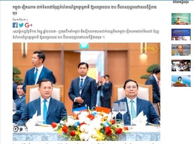 La photo sur le Premier ministre vietnamien Pham Minh Chinh (droite) et son homologue cambodgien Hun Manet dans un article publié par l'AKP le 12 décembre. Photo : VNA.