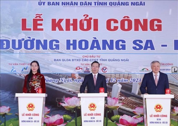 Le Président Vo Van Thuong (au milieu) à la cérémoinie d’annonce du plan d’aménagement de Quang Ngai. Photo : VNA.
