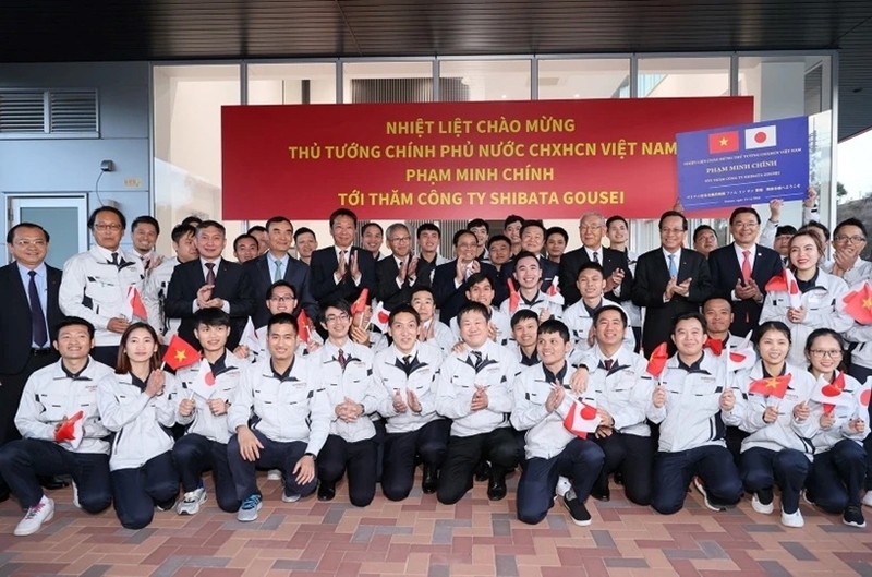 Le Premier ministre vietnamien, Pham Minh Chinh, avec des travailleurs vietnamiens travaillant à la Shibata Gousei Joint Stock Company, au Japon. Photo : VNA. 