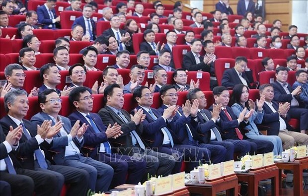 Le Premier ministre Pham Minh Chinh et des délégués lors de la conférence. Photo : VNA.