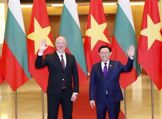 Le Président de l'Assemblée nationale bulgare, Rossen Dimitrov Jeliazkov (à gauche) et son homologue vietnamien, Vuong Dinh Huê (à droite). Photo : VNA.