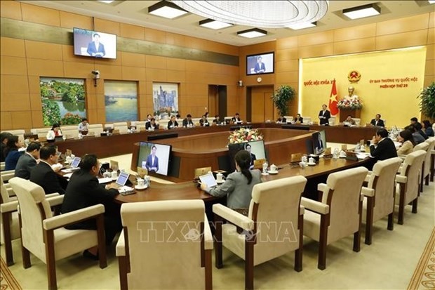 Le président de l'Assemblée nationale, Vuong Dinh Huê, inaugure la 29e session du Comité permanent de l'Assemblée nationale, le 8 janvier 2024 à Hanoï. Photo: VNA