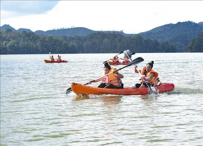 La course de kayak sur le lac Pa Khoang. Photo: AVI