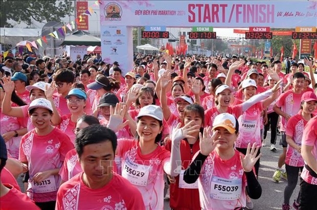 Près de 1.500 athlètes nationaux et internationaux participent au marathon de Dien Bien Phu 2024. Photo: VNA