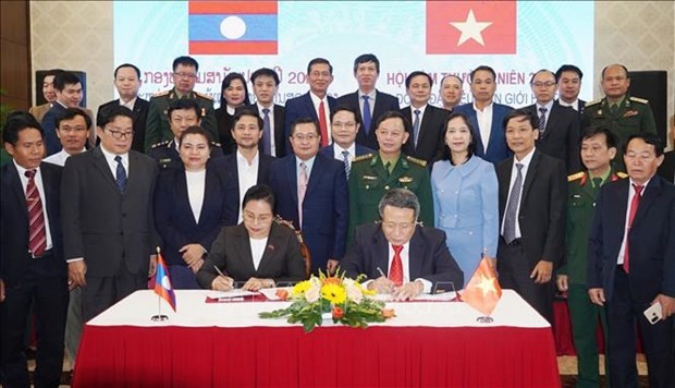 Lors de la cérémonie de signature du procès-verbal sur les contenus de coopération entre Quang Tri et Savanakhet pour l'année 2024. Photo: VNA