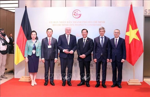 Le Président fédéral allemand, Frank-Walter Steinmeir, et des représentants de Ho Chi Minh-Ville. Photo : VNA.