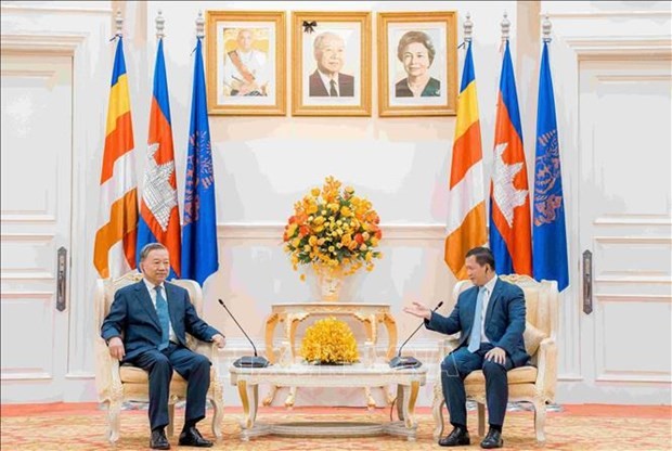 Le Premier ministre cambodgien, Samdech Thipadei Hun Manet (à droite), et le général To Lam, membre du Bureau politique et ministre vietnamien de la Sécurité publique du Vietnam. Photo : AKP/VNA.