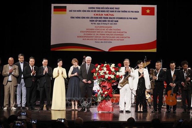 Un spectacle en l'honneur du Président allemand Frank-Walter Steinmeier et de son épouse. Photo : VNA.
