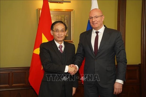 Le secrétaire du Comité central (CC) du Parti communiste du Vietnam (PCV), chef de la Commission centrale des Relations extérieures du Parti, Le Hoai Trung (gauche) et le Vice-Premier ministre Dmitry Chernyshenko, coprésident du Comité intergouvernemental Vietnam - Russie pour la coopération économique, commerciale, scientifique et technique. Photo : VNA.