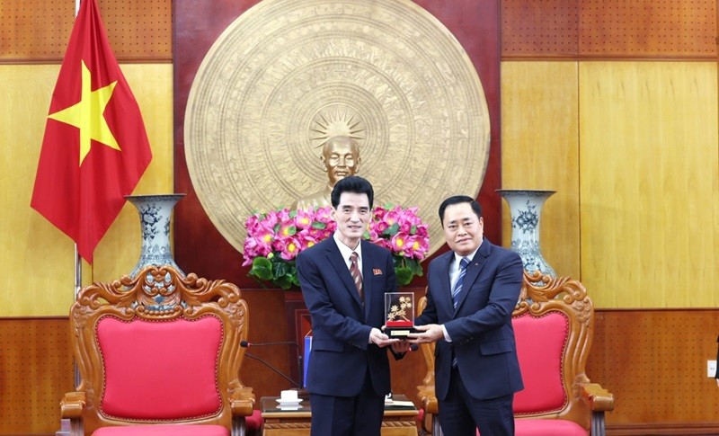 Le président du Comité populaire de la province de Lang Son, Ho Tien Thieu remet un souvenir à l'ambassadeur de la RPDC au Vietnam Ri Sung Guk (à gauche). Photo : journal Cong Luan.