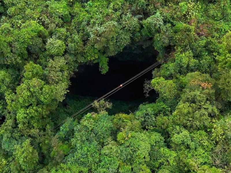 Le système de grottes Hung Thoong, niché au cœur du parc national de Phong Nha-Ke Bàng, classé au patrimoine naturel mondial, abrite de nombreuses grottes spectaculaires, des lacs de montagne et le redoutable gouffre de Nightmare. Photo : VOV.