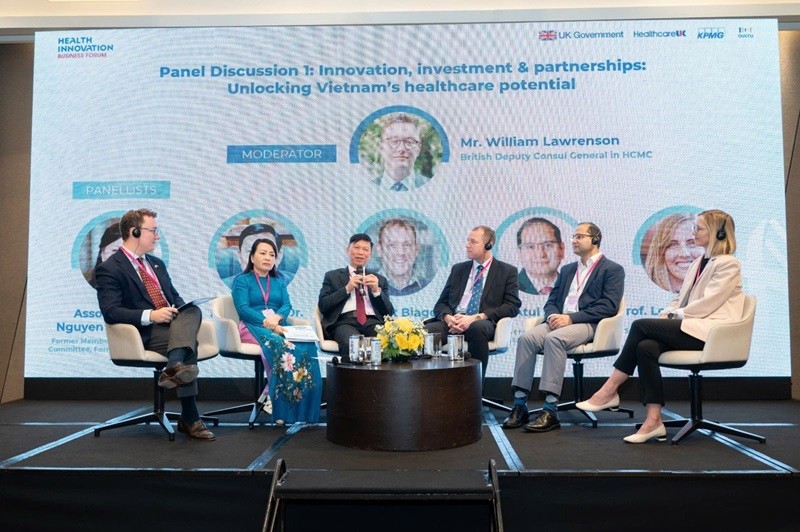 Les experts discutent de la transformation numérique du secteur de la santé au Vietnam. Photo : Thoidai.