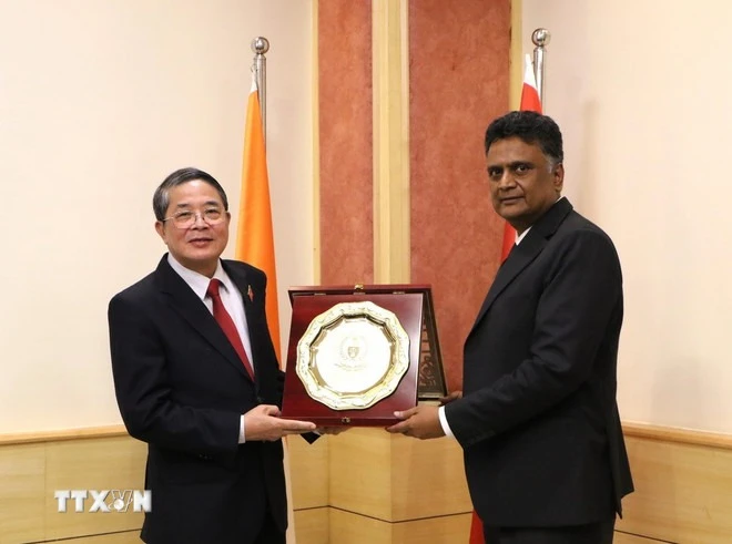 S. Sanjay Murthy, chef du Contrôleur et Auditeur général de l’Inde (CAG), présente un souvenir au vice-président de l’Assemblée nationale du Vietnam Nguyen Duc Hai. Photo : VNA.