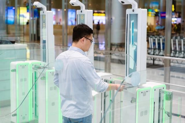 Une porte de contrôle automatique de l'immigration (Autogate) à l'aéroport international de Da Nang. Photo: NLD.