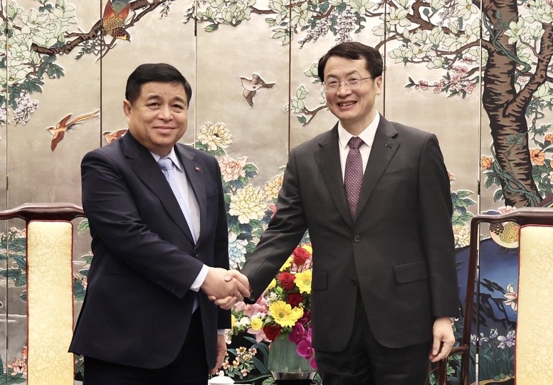 Le vice-Premier ministre Nguyên Chi Dung (à gauche) et Zhang Hu, vice-gouverneur exécutif de la province du Guangdong. Photo: VGP.